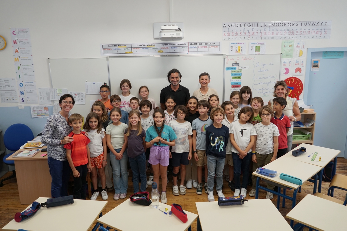 Un Enseignant De L'école Joyeuse Utilise Le Tableau Blanc De La