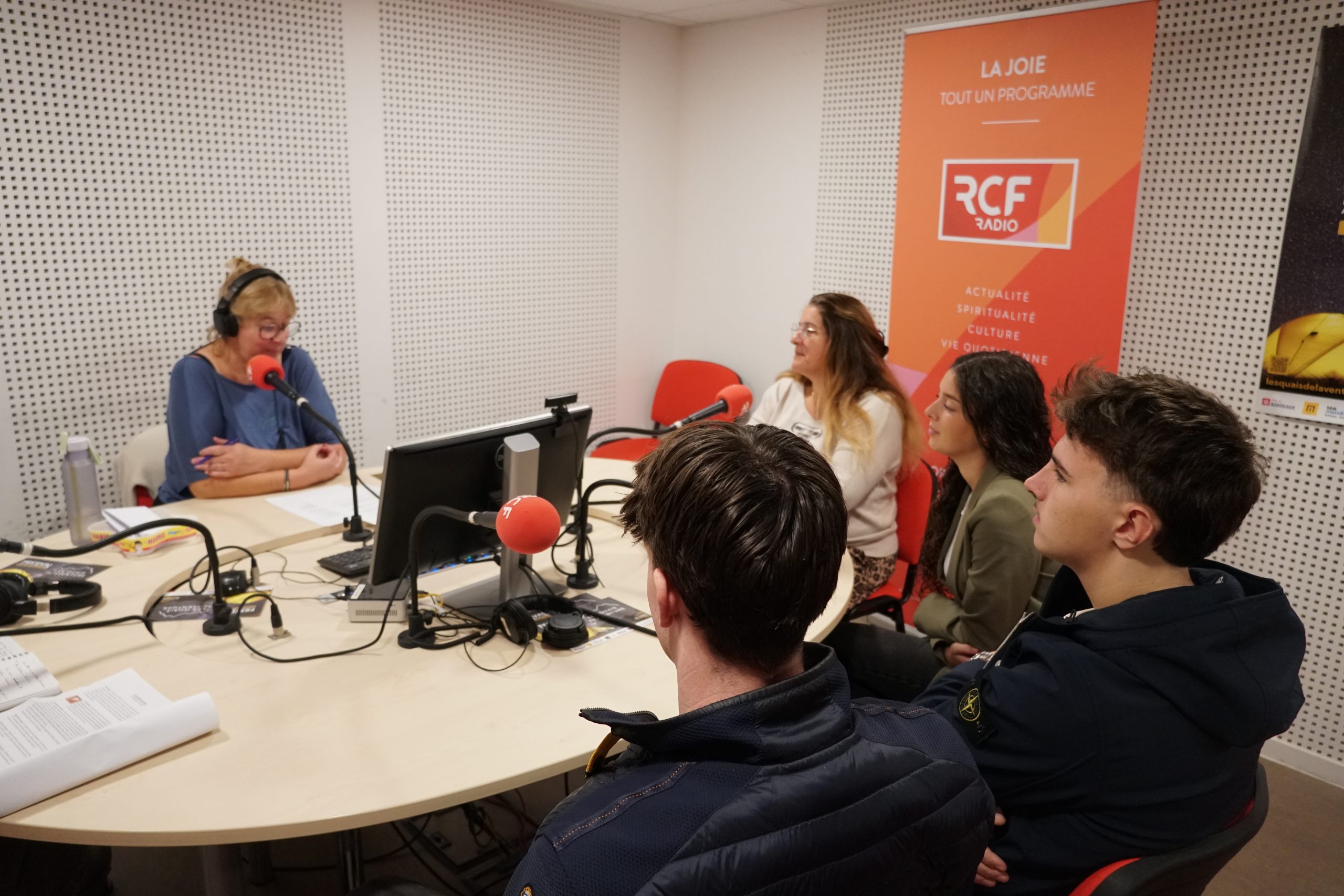 Élèves de Terminale MCV en studio à RCF Bordeaux