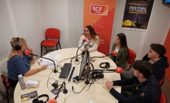 Élèves de Terminale MCV au micro de RCF avec Violaine Attimont Élèves de Terminale MCV au micro de RCF avec Violaine Attimont