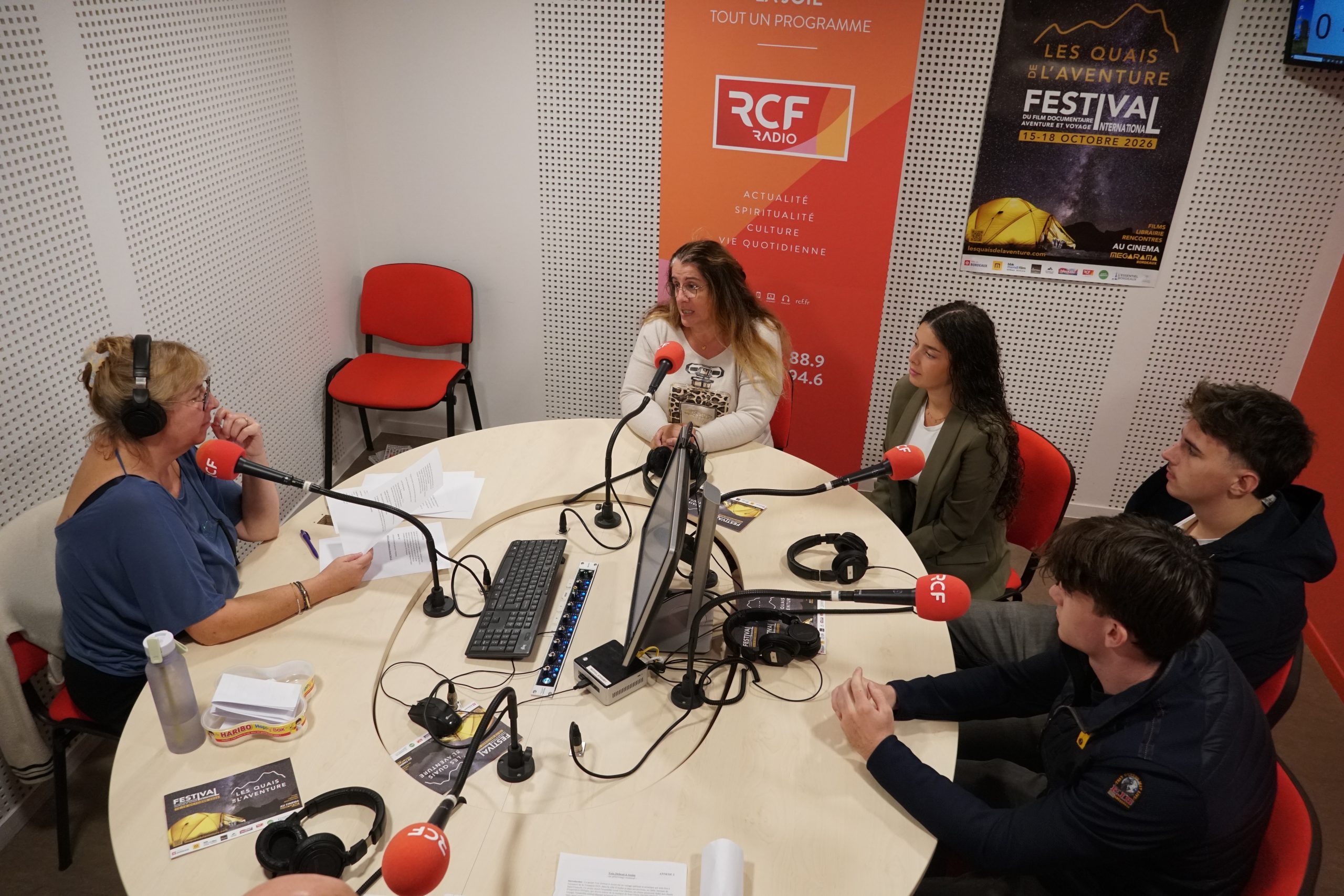 Élèves de Terminale MCV au micro de RCF avec Violaine Attimont